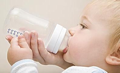 宝宝晚上吃奶次数多易产生四大危害
